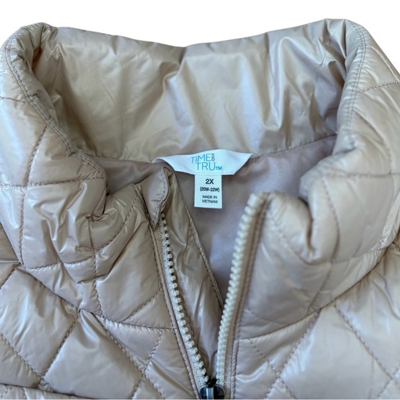 NWOT, Time and Tru, Plus Size Quilted Sleeveless Vest, 2X, Tan 🍂 - Picture 6 of 8